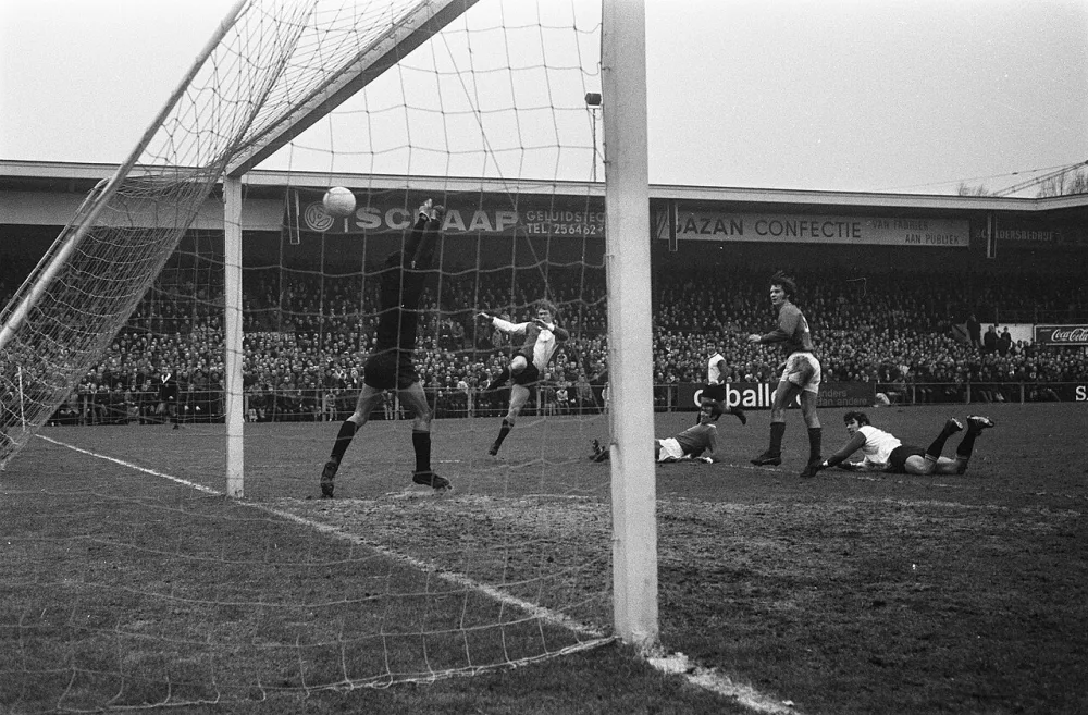 SVV tegen Feyenoord 3-4. Doelpunt van Henk Wery (F) tweede van links, langs doel Van der Roer (links). Foto: Eric Koch / Anefo, Nationaal Archief (CC0).