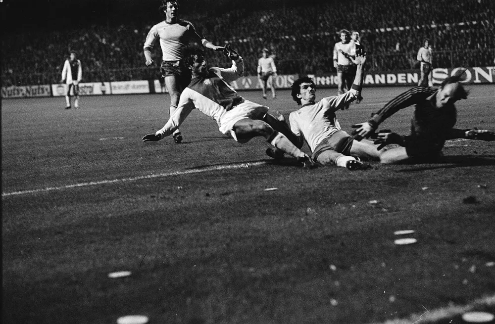 Ajax tegen Feyenoord 0-0, grote kans voor La Ling (l), Van de Korput en Treytel zijn te laat maar het schot ging over. Foto: Rob C. Croes / Anefo, Nationaal Archief (CC0).