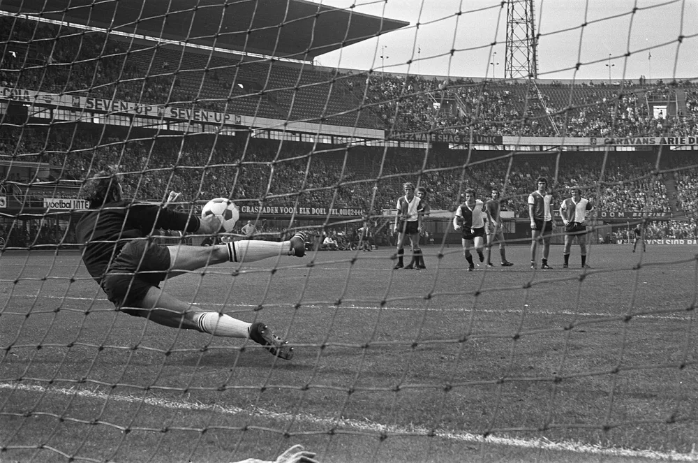 Feyenoord tegen NAC 3-1, keeper Treytel stopt penalty. Foto: Rob Mieremet / Anefo, Nationaal Archief (CC0).