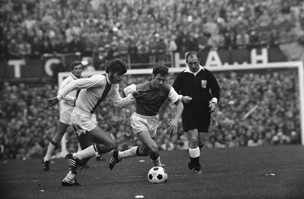 Feyenoord tegen Ajax 1-0. O. Kindvall in aktie, links Barry Hulshoff. Foto: Eric Koch / Anefo, Nationaal Archief (CC0).