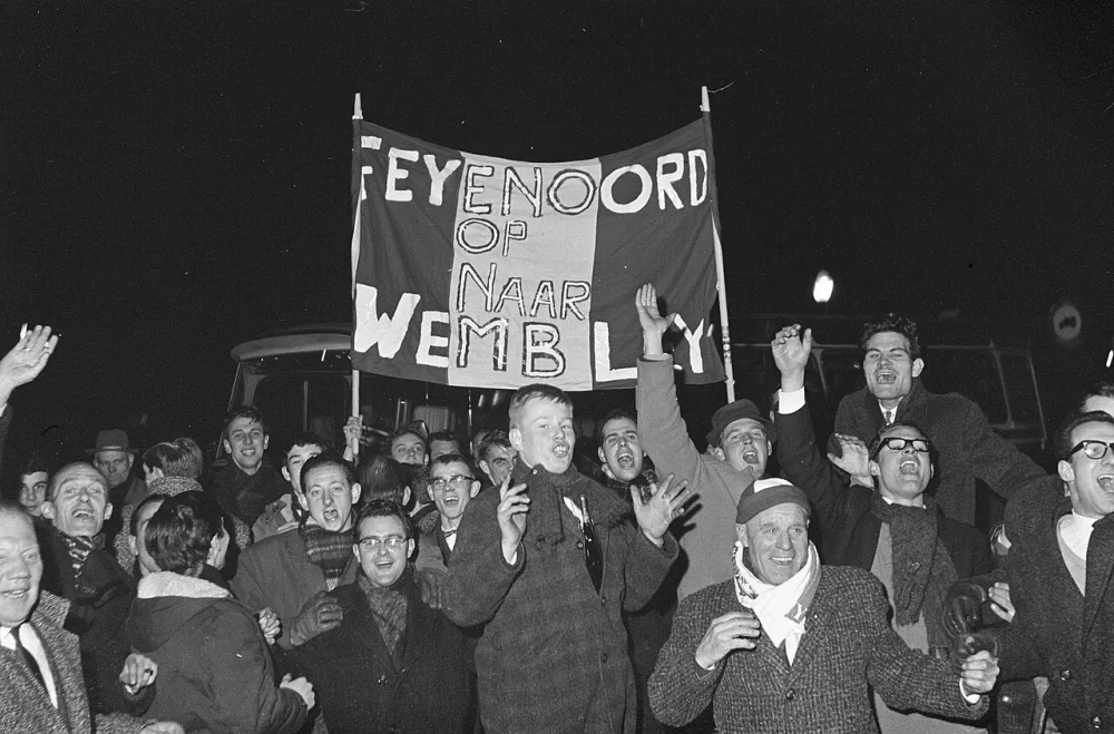 Reims tegen Feijenoord. Europa Cup . Supporters met spandoeken. Foto: Eric Koch / Anefo, Nationaal Archief (CC0).