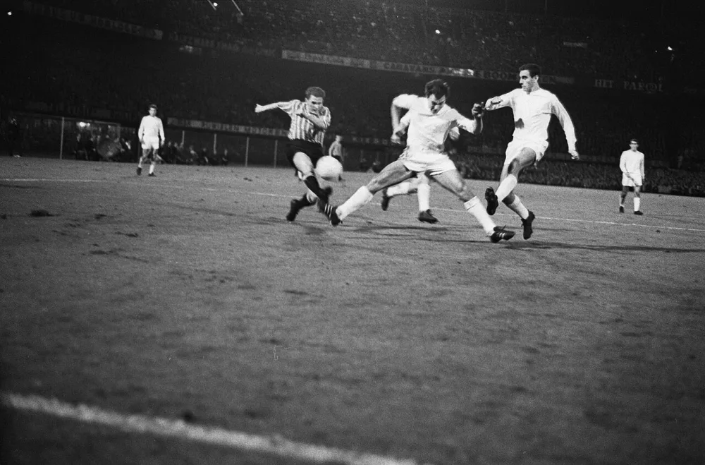 Feyenoord tegen Real Madrid 2-1, Fransen in duel met vi spelers van Real. Foto: Joop van Bilsen / Anefo, Nationaal Archief (CC0).