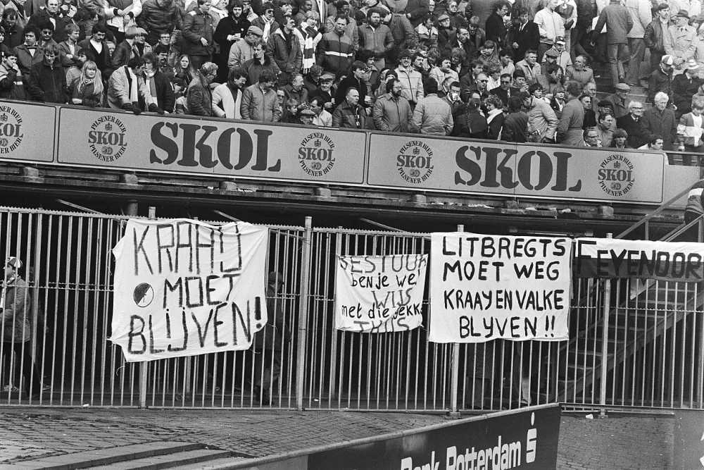 Feyenoord-supporters met spandoeken "Hans Kraay moet blijven", tegen het vertrek van Hans Kraay. Foto: Marcel Antonisse / Anefo, Nationaal Archief (CC0).