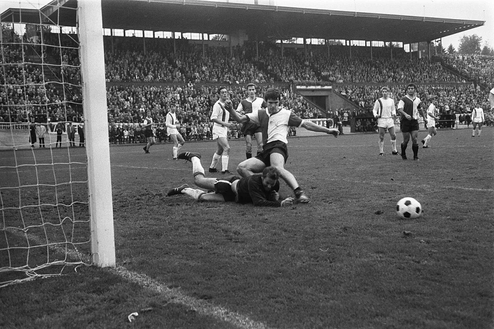 NEC tegen Feyenoord 0-2. Wim van Hanegem met knie tegen hoofd keeper De Bree, Mellaard, Merkx en Kindvall. Foto: Eric Koch / Anefo, Nationaal Archief (CC0).