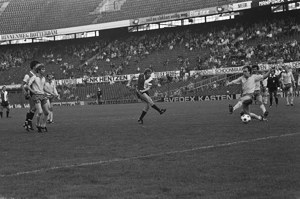 Wim Jansen (Feijenoord) scoort het eerste doelpunt. Foto: Fernando Pereira / Anefo, Nationaal Archief (CC0).