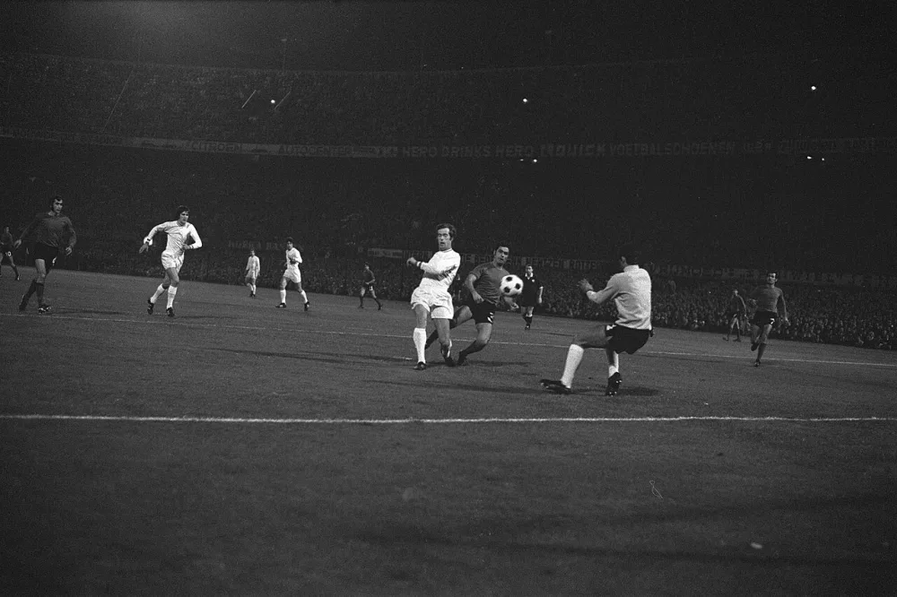 Feyenoord tegen Olympiakos 8-0, Europa Cup I , eerste doelpunt ( Van Maiwald ). Foto: Bert Verhoeff / Anefo, Nationaal Archief (CC0).