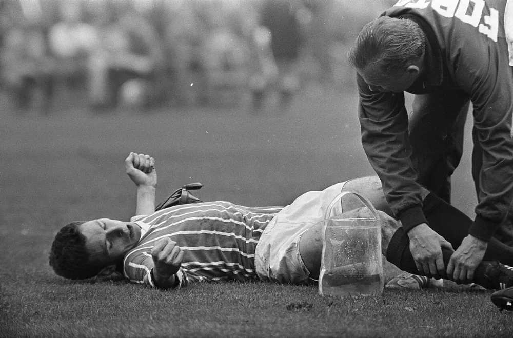 Feyenoord tegen Fortuna 54 : 6-0. Voetballer van Fortuna '54 gillend van de pijn op de grond. Foto: Ron Kroon / Anefo, Nationaal Archief (CC0).