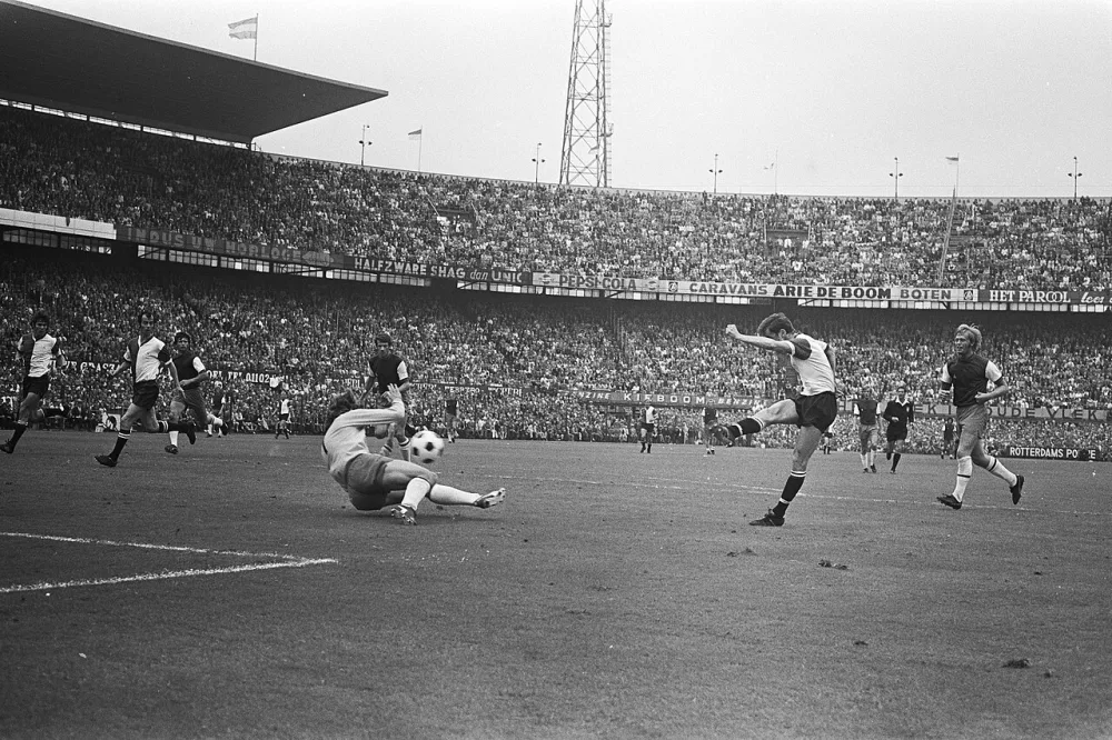 Doelpunt van Kindvall; door de overwinning is Feyenoord kampioen. Foto: fotograaf onbekend / Anefo, Nationaal Archief (CC0).