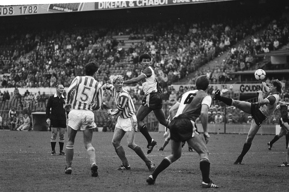 Ruud Gullit scoort 2 - 0. Foto: Marcel Antonisse / Anefo, Nationaal Archief (CC0).