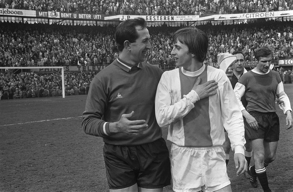Feijenoord tegen Ajax 1-1 links E. Pieters , Graafland en Johan Cruijff , koppen. Foto: Eric Koch / Anefo, Nationaal Archief (CC0).