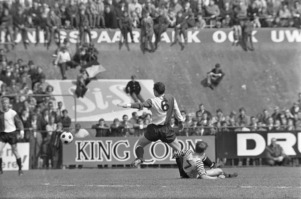 DOS tegen Feijenoord 3-0 Kindvall (rechts) scoort 1e doelpunt. Foto: Eric Koch / Anefo, Nationaal Archief (CC0).