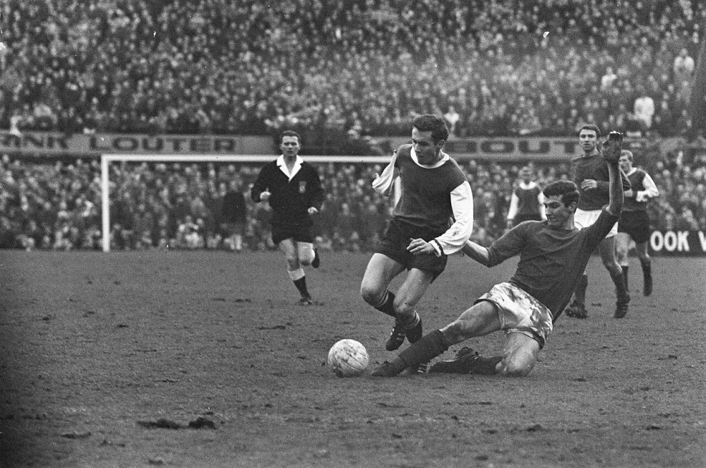 Feyenoord tegen DWS 4-0. Kindvall van de bal gezet door Cornwall. Foto: Eric Koch / Anefo, Nationaal Archief (CC0).