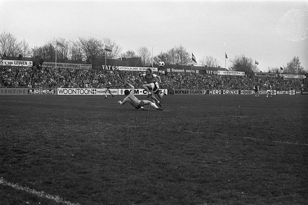 Haarlem tegen Feyenoord 0-0, Theo de Jong alleen voor doelman. Foto: Bert Verhoeff / Anefo, Nationaal Archief (CC0).
