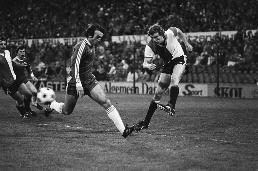 Feyenoord tegen Dynamo Tiflis 2-0 (Europacup-II), teleurgestelde Jan Peters verlaat na de wedstrijd het veld. Foto: Hans van Dijk / Anefo, Nationaal Archief (CC0).