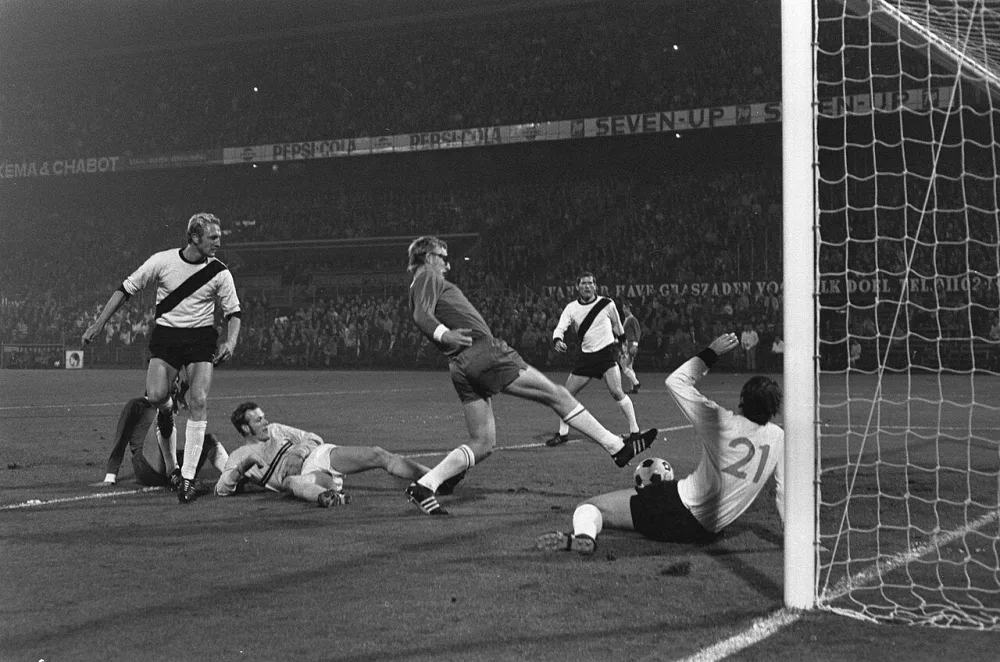 Feyenoord tegen FC Den Bosch 5-0, Van Daelen scoort. Foto: Joost Evers / Anefo, Nationaal Archief (CC0).