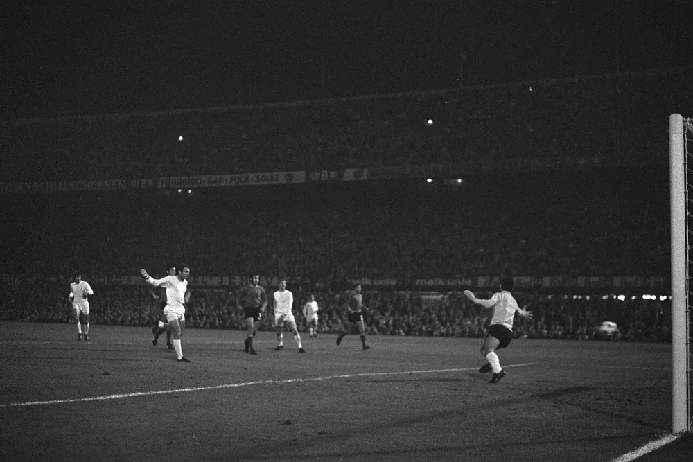 Feyenoord tegen Olympiakos, Europa Cup I , doelpunt van Hasil. Foto: Rob Mieremet / Anefo, Nationaal Archief (CC0).