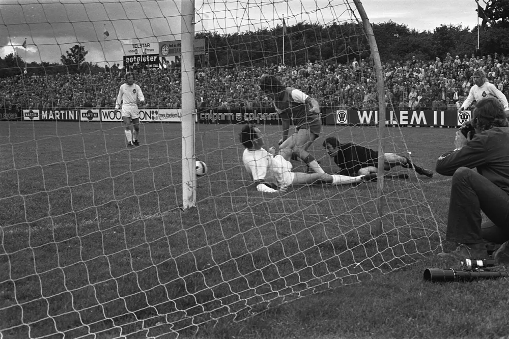 Telstar tegen Feyenoord 0-1, voorbereiding voor doelpunt van Feyenoord. Foto: Rob Mieremet / Anefo, Nationaal Archief (CC0).