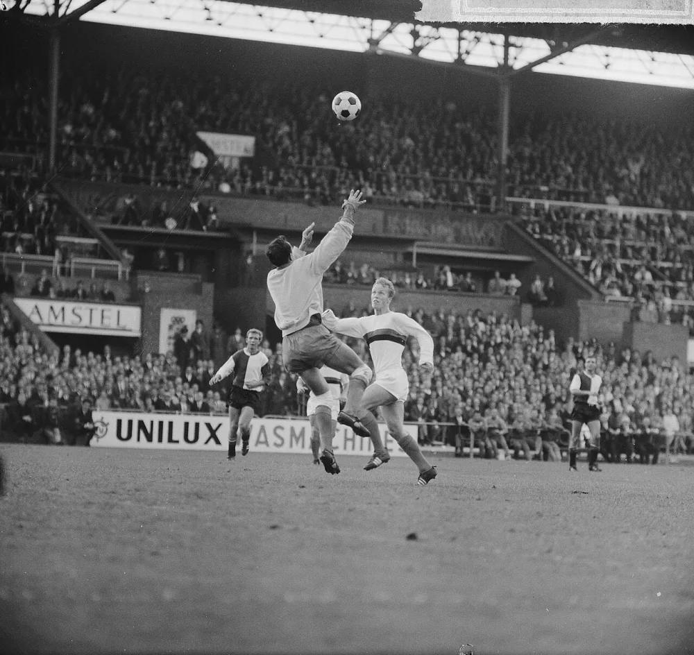 DWS tegen Feyenoord 2-1, Pieters Graafland stompt bal weg voor aanvallende Lenz (DWS). Foto: Jac. de Nijs / Anefo, Nationaal Archief (CC0).