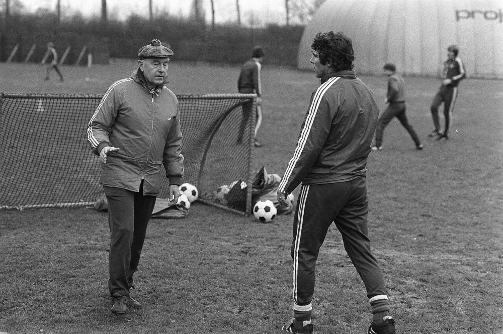 Training Feyenoord in verband met wedstrijd tegen Radnicki Trainer Jezek en Van Hanegem in gesprek. Foto: Marcel Antonisse / Anefo, Nationaal Archief (CC0).