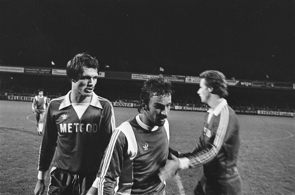 AZ67 tegen Feyenoord 4-2, Notten na afloop links Metgod, rechts Hovenkamp. Foto: Bert Verhoeff / Anefo, Nationaal Archief (CC0).