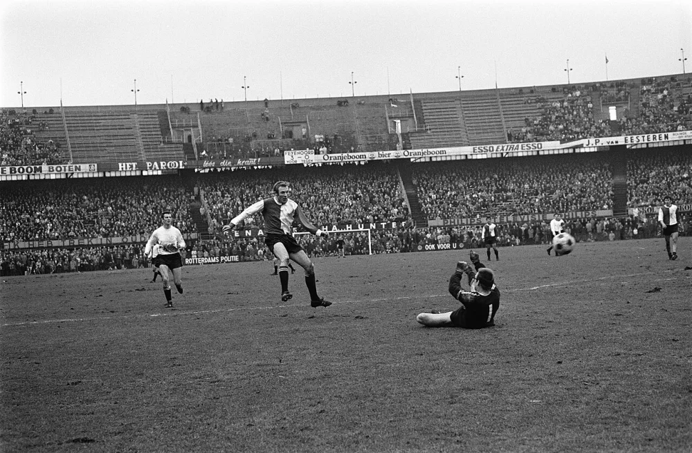 Feyenoord tegen NAC 5-0. Vrauwdeunt scoort 4-0 over NAC-keeper Van der Meere. Foto: Rob Mieremet / Anefo, Nationaal Archief (CC0).