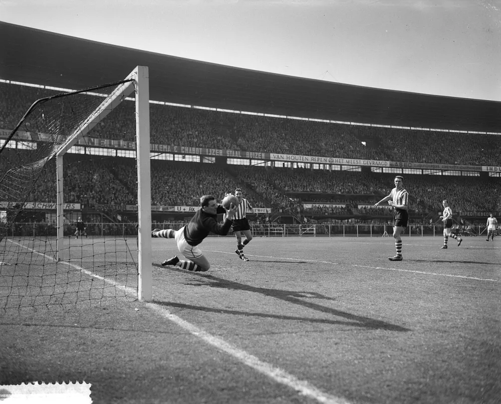 Feyenoord tegen Sparta 0-1. Sparta keeper Van Dijk redt. Foto: Herbert Behrens / Anefo, Nationaal Archief (CC0).