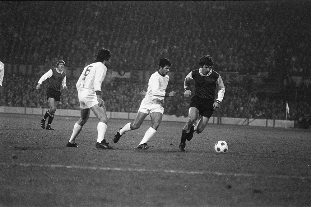 Feyenoord tegen Benfica 1-0, kwartfinale Europacup I ; nr. 8 Moulijn (rechts) in actie, nr. 10 Van Hanegem (rechts) in actie. Foto: Bert Verhoeff / Anefo, Nationaal Archief (CC0).
