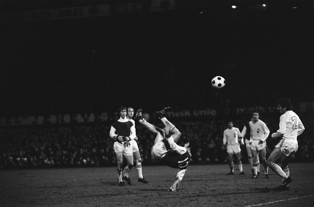 Feyenoord tegen Go Ahead 0-0. Wim van Hanegem in aktie. Foto: Rob Mieremet / Anefo, Nationaal Archief (CC0).