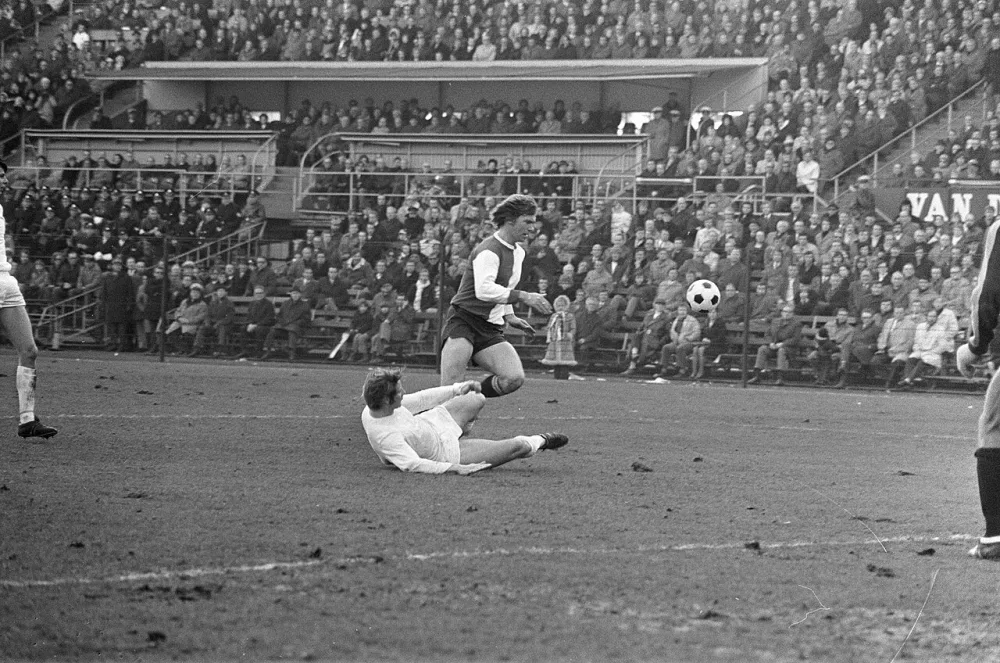 Feyenoord tegen NEC 5-1, nr. 30 Maiwald (links) in actie. Foto: Rob Mieremet / Anefo, Nationaal Archief (CC0).