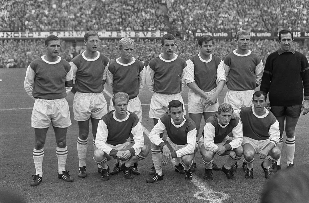 Feyenoord tegen Ajax 1-0. Elftal Feyenoord. Foto: Ron Kroon / Anefo, Nationaal Archief (CC0).