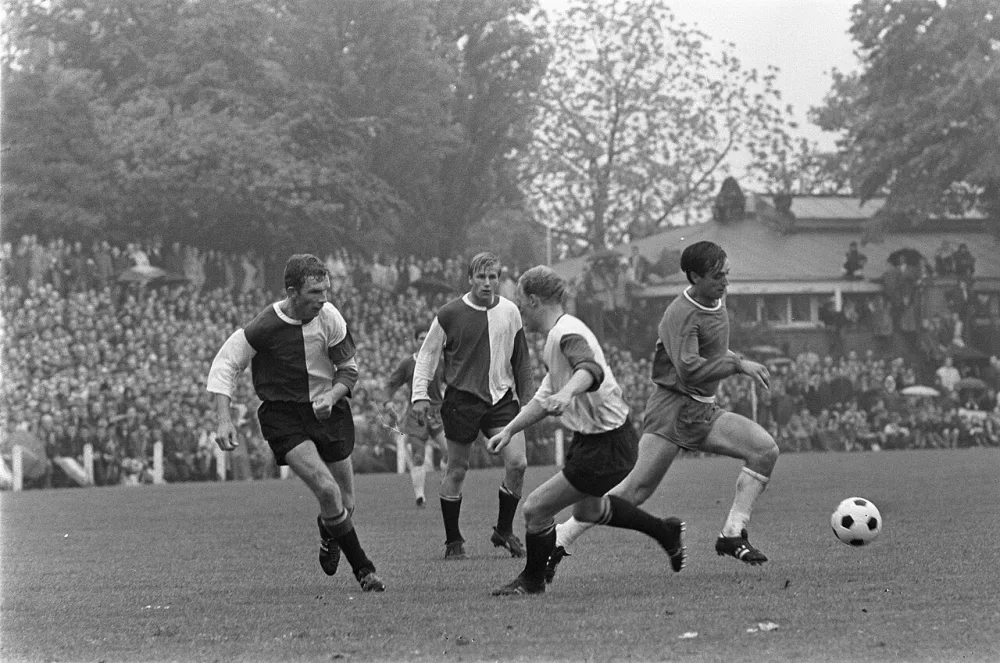 PSV tegen Feyenoord 1-0. Willy van der Kuylen (rechts) omspeelt, Kraay, Boskamp en Romeijn. Foto: Eric Koch / Anefo, Nationaal Archief (CC0).