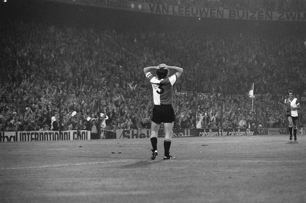 Feyenoord tegen PSV 1-1, Dick Schneider scoort, Dick Schneider met handen aan hoofd. Foto: Hans Peters / Anefo, Nationaal Archief (CC0).