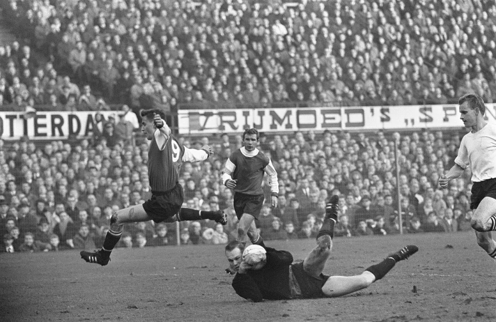 Feyenoord tegen NAC 1-1, keeper Van der Merwe pakt bal van voeten Kindvall verder Hans Kraay. Foto: Eric Koch / Anefo, Nationaal Archief (CC0).
