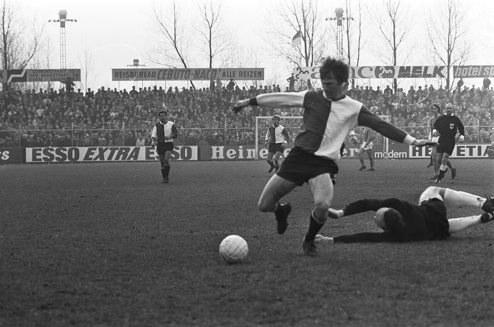 Spelmoment met Feyenoordspeler Henk Wery. Foto: fotograaf onbekend / Anefo, Nationaal Archief (CC0).