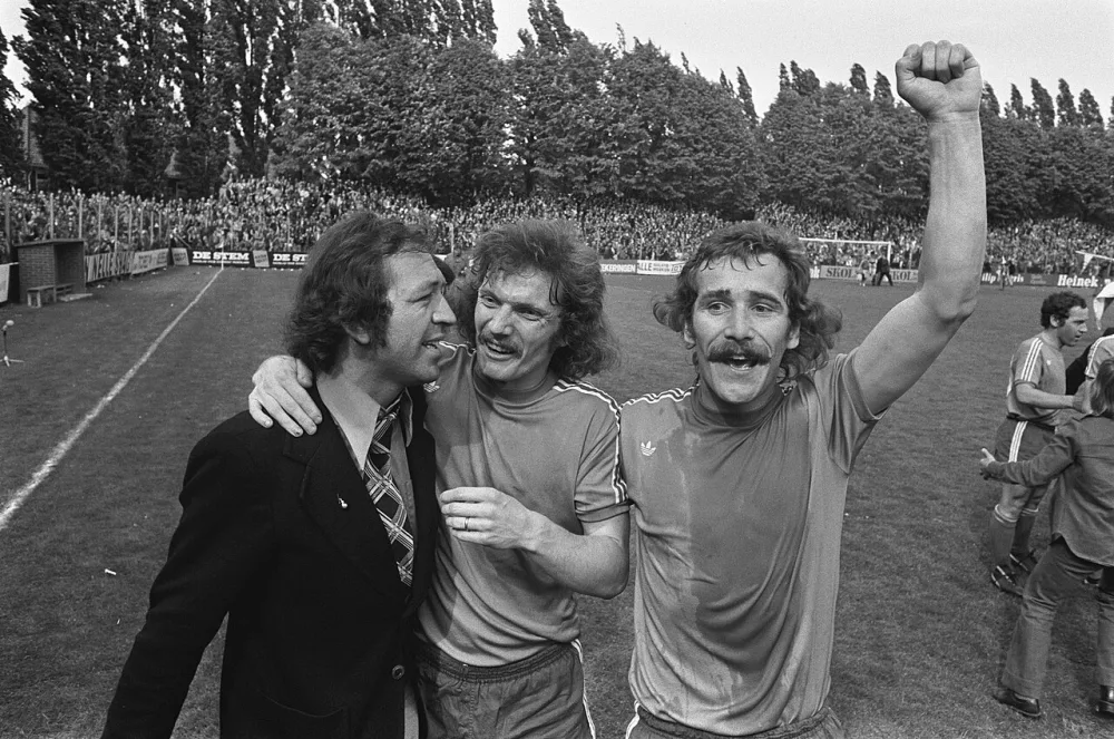 NAC tegen Feyenoord 1-0, juichende NAC-spelers. Foto: Bert Verhoeff / Anefo, Nationaal Archief (CC0).