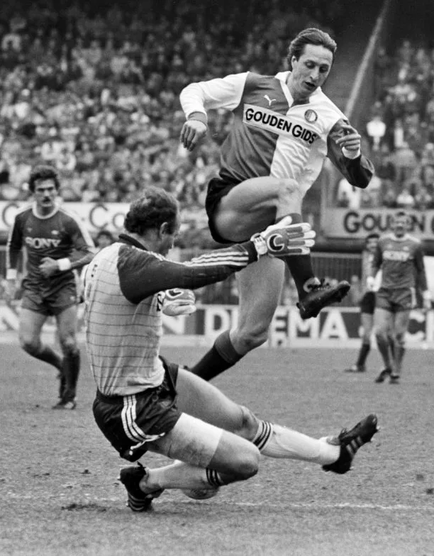 Feyenoord tegen AZ'67 5-2; Johan Cruyff springt over doelman Treytel. Foto: Rob Bogaerts / Anefo, Nationaal Archief (CC0).