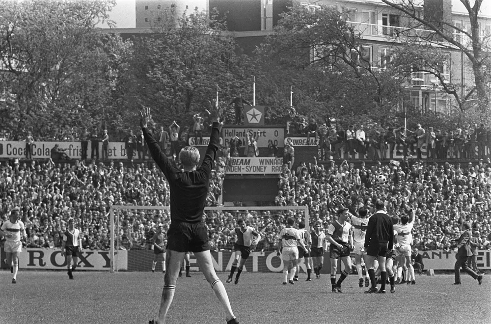 Holland Sport tegen Feijenoord 1-0 keeper Vianen (op de rug), juichend. Foto: Eric Koch / Anefo, Nationaal Archief (CC0).