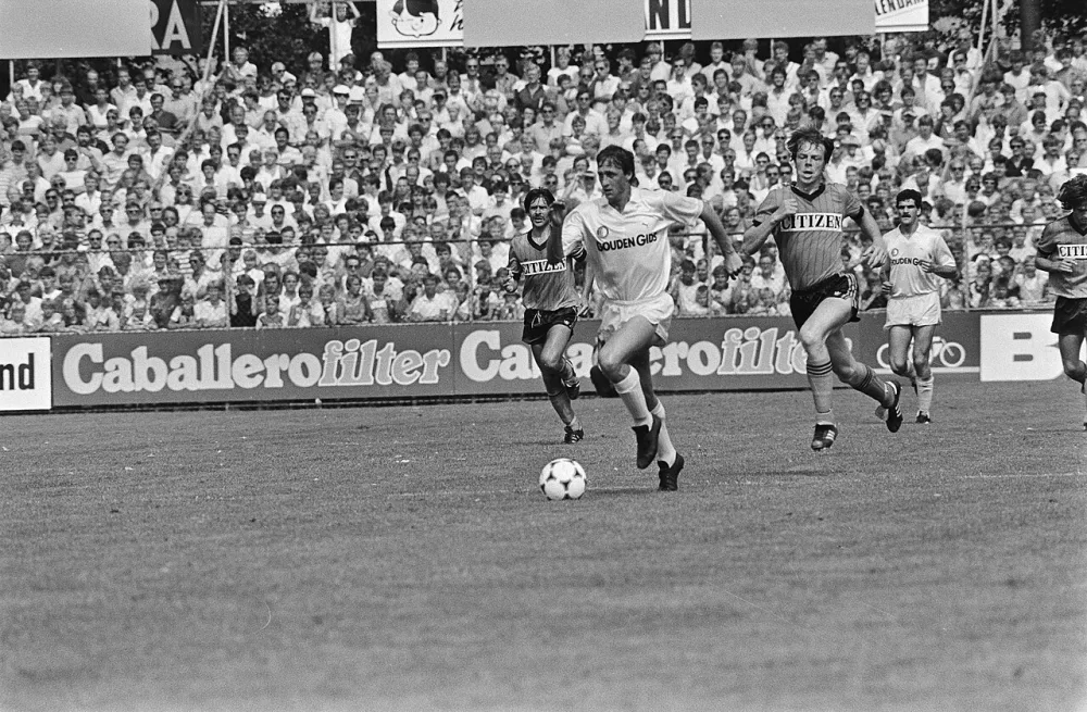 Cruijff in actie. Foto: Marcel Antonisse / Anefo, Nationaal Archief (CC0).