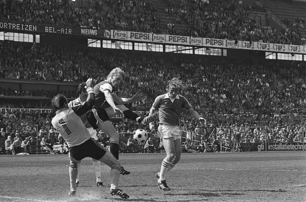 Feijenoord tegen AZ 67 3-1; Petursson belaagt doelman Treytel, rechts Nygaard. Foto: Koen Suyk / Anefo, Nationaal Archief (CC0).