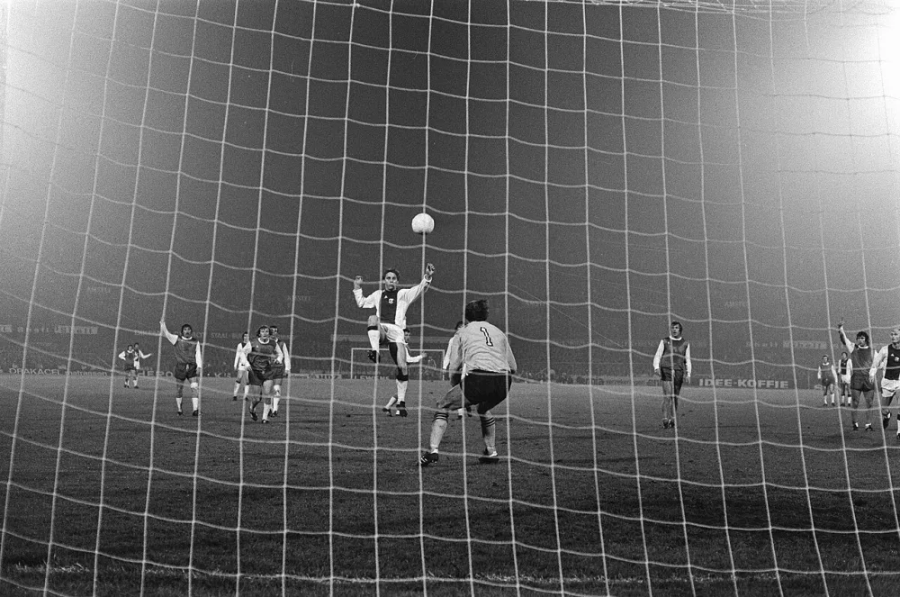 Ajax tegen Feijenoord 6-0; Steffenhagen scoort. Foto: Hans Peters / Anefo, Nationaal Archief (CC0).