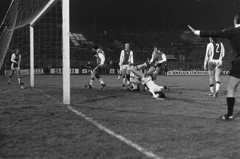 Voetbal. Ajax tegen Feyenoord 2-1. Spelmoment. Foto: Hans Peters / Anefo, Nationaal Archief (CC0).