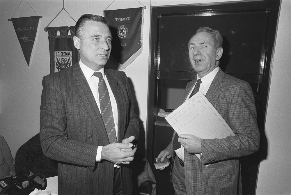Persbijeenkomst Feyenoord i.v.m. wedstrijd tegen Bayer Leverkussen (3e ronde UEFA Cup ); voorzitter Kerk en stadiondir. De Kimpe. Foto: Rob Bogaerts / Anefo, Nationaal Archief (CC0).