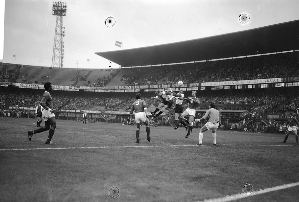 Aanval van Feyenoord; Venneker (l.) Kruiver (midden) en Koeman (GVAV). Foto: Joop van Bilsen / Anefo, Nationaal Archief (CC0).
