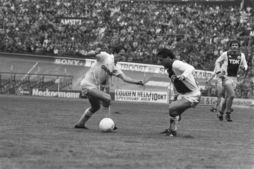 Cruijff (l) aan de bal. Foto: Rob Bogaerts / Anefo, Nationaal Archief (CC0).