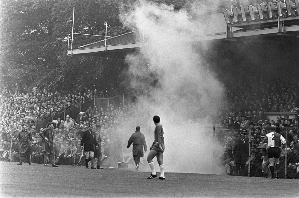 PSV tegen Feyenoord 1-0. Spelmomenten nummer 1 rook op veld. Foto: Eric Koch / Anefo, Nationaal Archief (CC0).