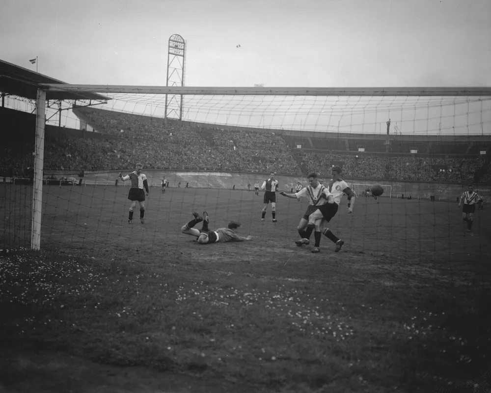 Voetbal Amsterdam tegen Feyenoord 1-1, keeper Panman. Foto: Joop van Bilsen / Anefo, Nationaal Archief (CC0).