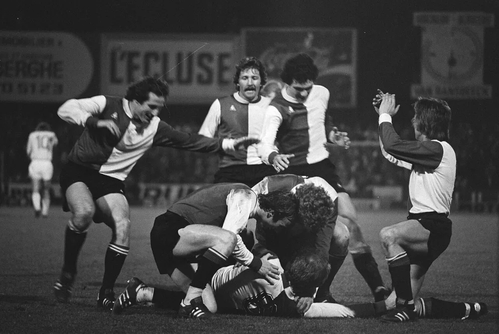 Doelpuntenmaker De Jong op de grond met staand v.l.n.r. Schneider, Kreuz, Van de Korput en Ernst. Foto: Bert Verhoeff / Anefo, Nationaal Archief (CC0).