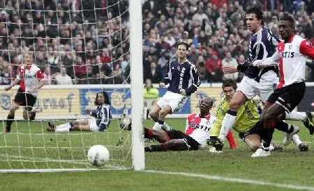 Castelen scoort vlak voor rust de 2-1.