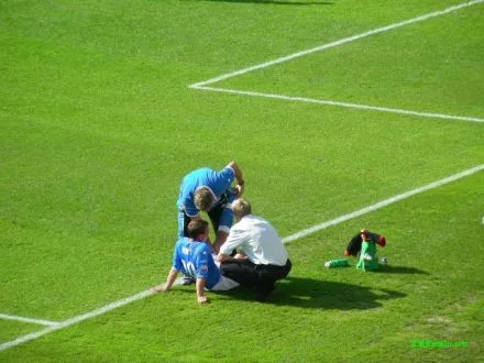 Man van de wedstrijd verlaat geblesseerd het veld