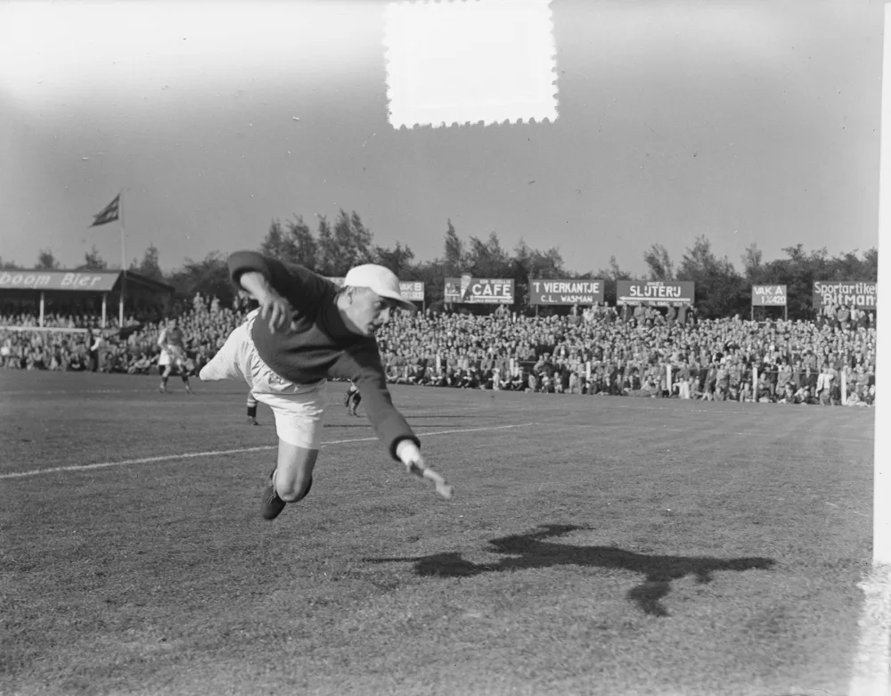 Keeper Henk van der Bijl duikt bij SVV-Feyenoord 0-0 (7 oktober 1951). Foto: G.W. van Duinen / Anefo, Nationaal Archief (CC0).